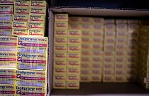 El paracetamol, analgésico de venta libre, escasea en Francia, donde las autoridades recomiendan a los farmacéuticos no vender más de dos cajas por paciente.