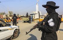 عنصر من قوات الأمن التابعة لحركة طالبان يحرس نقطة تفتيش في جلال آباد، أفغانستان