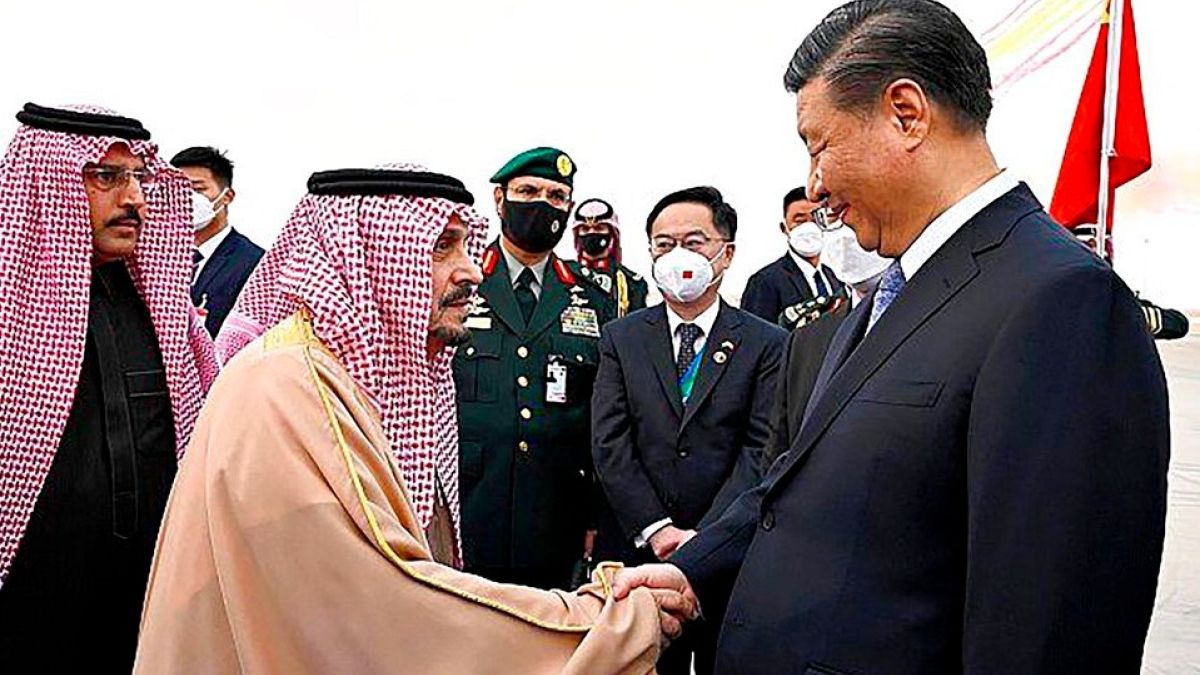Çin Devlet Başkanı Şi Cinping'i Riyad Emiri Faysal bin Bende bin Abdulaziz karşıladı