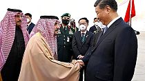 Xi Jinping saluda al príncipe Faisal bin Bandar bin Adulaziz al llegar a Riad, Arabia Saudí