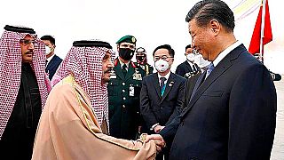 Çin Devlet Başkanı Şi Cinping'i Riyad Emiri Faysal bin Bende bin Abdulaziz karşıladı