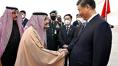 Xi Jinping saluda al príncipe Faisal bin Bandar bin Adulaziz al llegar a Riad, Arabia Saudí