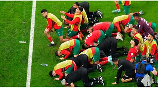لاعبو المنتخب المغربي يسجدون شكرا لله بعد فوزهم بالمباراة أمام اسبانيا