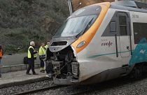 وموظفو السكك الحديدية في موقع تصادم قطار في مونتكادا إي ريكساك، إسبانيا، الأربعاء 7 ديسمبر/كانون الأول 2022