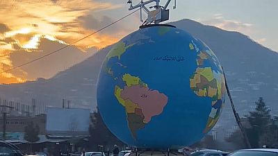 نصب یک کره غول پیکر در مرکز کابل که نقشه افغانستان روی آن به طرح پرچم طالبان رنگ‌آمیزی شده است