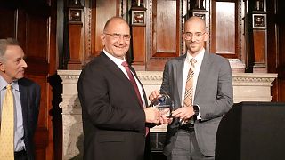 O πρόεδρος και διευθύνων σύμβουλος της Hellas Sat Χριστόδουλος Πρωτοπαπάς παραλαμβάνει το  βραβείο «Better Satellite World»