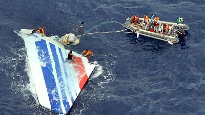 Archives : débris du vol AF447 pris en charge par une équipe de la marine brésilienne, le 8 juin 2009