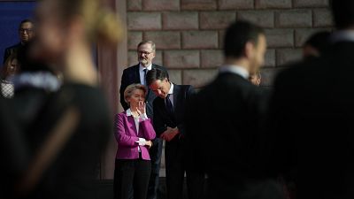 Ursula von der Leyen nach einem Gruppenfoto auf dem EU-Westbalkan-Gipfel in Tirana (6.12.2022)