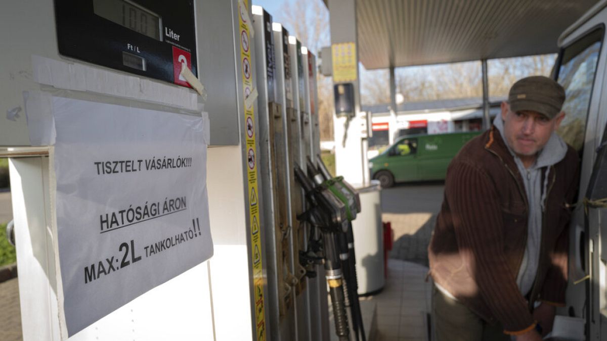 لافتة على المضخة كتب عليها "عزيزي الزبون! يمكنك شراء 2 لتر فقط من الوقود بالسعر المحدد!"، في مارتونفاسار، المجر، الخميس 1 ديسمبر 2022. 