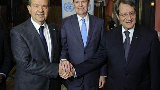 Ο Πρόεδρος της Κυπριακής Δημοκρατίας, Νίκος Αναστασιάδης, και ο Τ/κ ηγέτης, Ερσίν Τατάρ με τον απεσταλμένο του ΟΗΕ Κόλιν Στιούαρτ