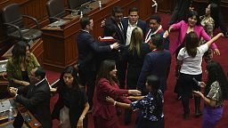 Im peruanischen Parlament wird die Absetzung des Präsidenten Castillo gefeiert