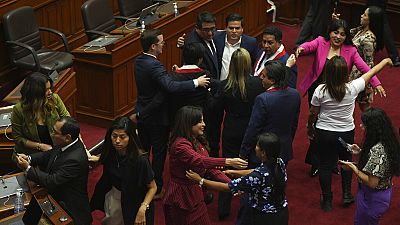 Im peruanischen Parlament wird die Absetzung des Präsidenten Castillo gefeiert
