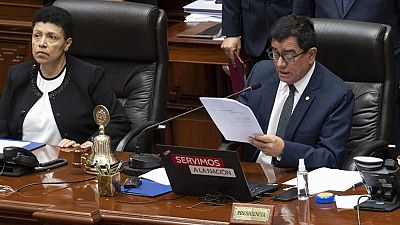 Il presidente del Congresso peruviano, Jose Williams Zapata, proclama i risultati della votazione sulla mozione di impeachment