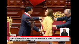 La hasta este miércoles vicepresidenta Dina Boluarte juró su cargo como presidenta de Perú