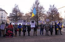 Manifestantes ucranianos protestam contra estreia de ópera russa, no exterior do La Scala, em Milão, Itália
