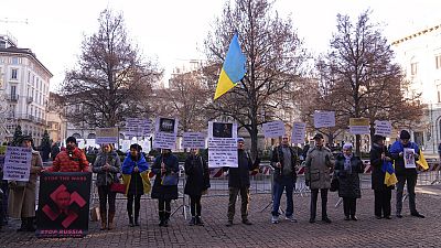 Tiltakozás a Borisz Godunov bemutatása ellen a milánói Scala előtt 2022. december 6-án