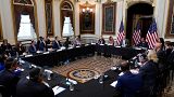 دوغلاس إيمهوف، زوج نائبة الرئيس كامالا هاريس، يتحدث خلال مناقشة مائدة مستديرة مع القادة اليهود في البيت الأبيض في واشنطن، الأربعاء 7 ديسمبر 2022