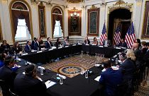 دوغلاس إيمهوف، زوج نائبة الرئيس كامالا هاريس، يتحدث خلال مناقشة مائدة مستديرة مع القادة اليهود في البيت الأبيض في واشنطن، الأربعاء 7 ديسمبر 2022