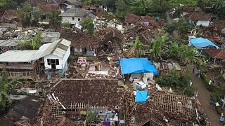  مشهد من قرية سوكا موليا في أعقاب الزلزال الذي ضرب سيانجور، جاوة، إندونيسيا، السبت 26 نوفمبر 2022