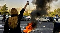 Fiatal tüntető fejkendő nélkül Teherán közelében 2022 decemberében