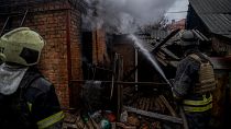 رجال الإطفاء يطفئون حريقًا في منطقة سكنية في باخموت بمنطقة دونيتسك> 2022/12/08