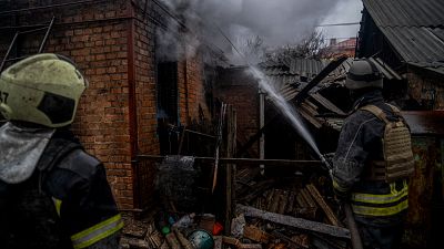 رجال الإطفاء يطفئون حريقًا في منطقة سكنية في باخموت بمنطقة دونيتسك> 2022/12/08