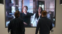 Des employés de bureau à Londres regardant un extrait du documentaire "Harry & Meghan", le 8 décembre 2022