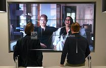 Degli impiegati a Londra guardano il controverso documentario del Duca e della Duchessa di Sussex in onda su Netflix giovedì 8 dicembre 2022. 