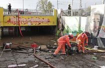 Elementos dos bombeiros usam bombas de escoamento de águas no acesso pedonal inferior à estação de comboios de Algés