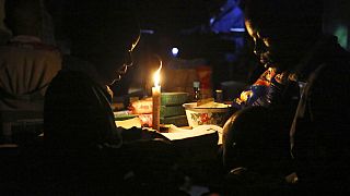 Au Zimbabwe, vivre la nuit pour une aumône d'électricité