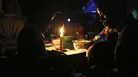 Au Zimbabwe, vivre la nuit pour une aumône d'électricité