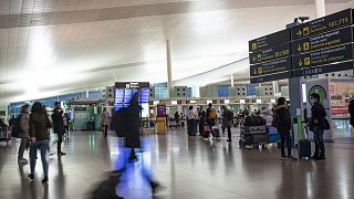 Fotónk illusztráció: utasok a barcelonai repülőtéren