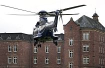 Ein Hubschrauber der Polizei landet mit einem Verdächtigen in Karlsruhe.