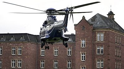 Ein Hubschrauber der Polizei landet mit einem Verdächtigen in Karlsruhe.
