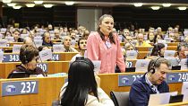 Eine Teilnehmerin spricht während der Konferenz zur Zukunft Europas im Europäischen Parlament
