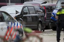 Archív fotó: holland rendőrök egy amsterdami gyilkosság helyszínén