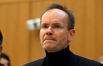 الرئيس التنفيذي السابق لشركة "ويركارد"  ماركوس براون  أثناء انتظاره في قاعة محكمة بميونيخ، جنوب ألمانيا، 8 ديسمبر 2022 لبدء محاكمته بتهمة الاحتيال وخيانة الأمانة.