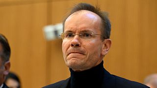 الرئيس التنفيذي السابق لشركة "ويركارد"  ماركوس براون  أثناء انتظاره في قاعة محكمة بميونيخ، جنوب ألمانيا، 8 ديسمبر 2022 لبدء محاكمته بتهمة الاحتيال وخيانة الأمانة.