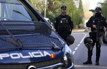 Spanyol rendőrök a madridi ukrán nagykövetség előtt