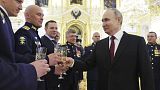 Putyin katonai vezetőkkel koccintott az Oroszország hőse kitüntetések átadási ünnepségén Moszkvában 