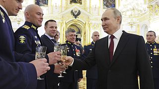 Putin stößt mit Soldaten bei Zeremonie in Moskau an