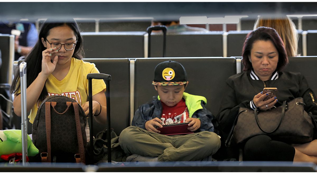 الصورة لعائلة تنتظر رحلتها في مظار سان فرانسيسكو 