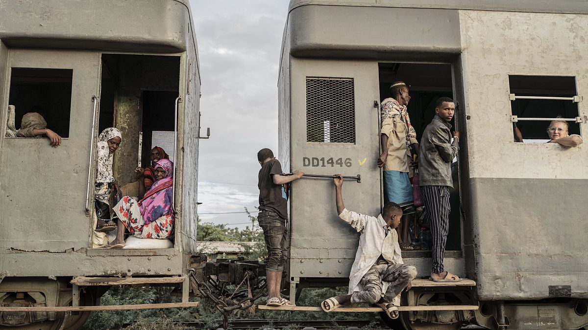 المسافرون يستخدمون السكك الحديدية الفرنسية الإثيوبية التي بناها الفرنسيون منذ أكثر من قرن