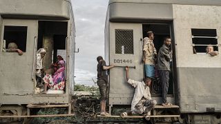 المسافرون يستخدمون السكك الحديدية الفرنسية الإثيوبية التي بناها الفرنسيون منذ أكثر من قرن