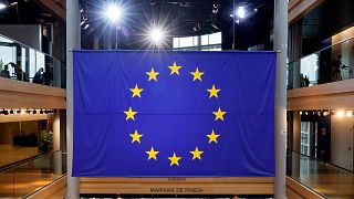 Archives : un drapeau européen déployé dans le bâtiment du Parlement européen à Strasbourg, le 19 octobre 2021