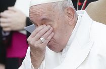 Ο Πάπας Φραγκίσκος σκουπίζει τα δάκρυά του αναφερόμενος στην Ουκρανία σε τελετή στη Ρώμη