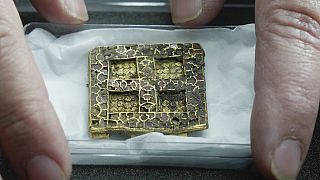 Yeni bir inşaatın kazı sahasında altın ve kıymetli taşlardan yapılmış bin 300 yıllık kolye bulundu