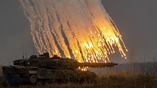 NATO tatbikatına katılan Alman yapımı bir Leopard tankı