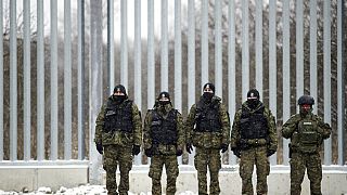 Des gardes-frontières polonais à la frontière, 18 novembre 2022