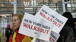 Sztrájkolók a New York Times székháza előtt